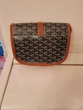 Cute green w/brown leather trim crossbody fashion bag!. No brand.